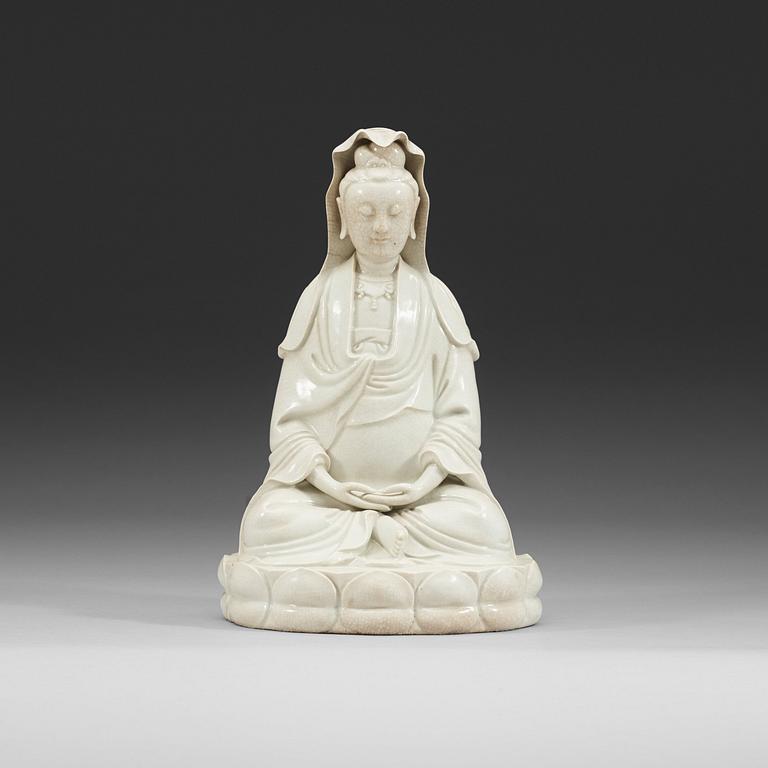 A blanc de chine figure of Guanyin, late Qing dynasty (1644-1912).