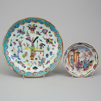 A CHINESE PORCELAIN BOWL AND FOUR PLATES, 18th/19th century.