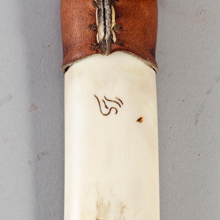 LENNART SAMMELIN, a Sami reindeer horn, signed.