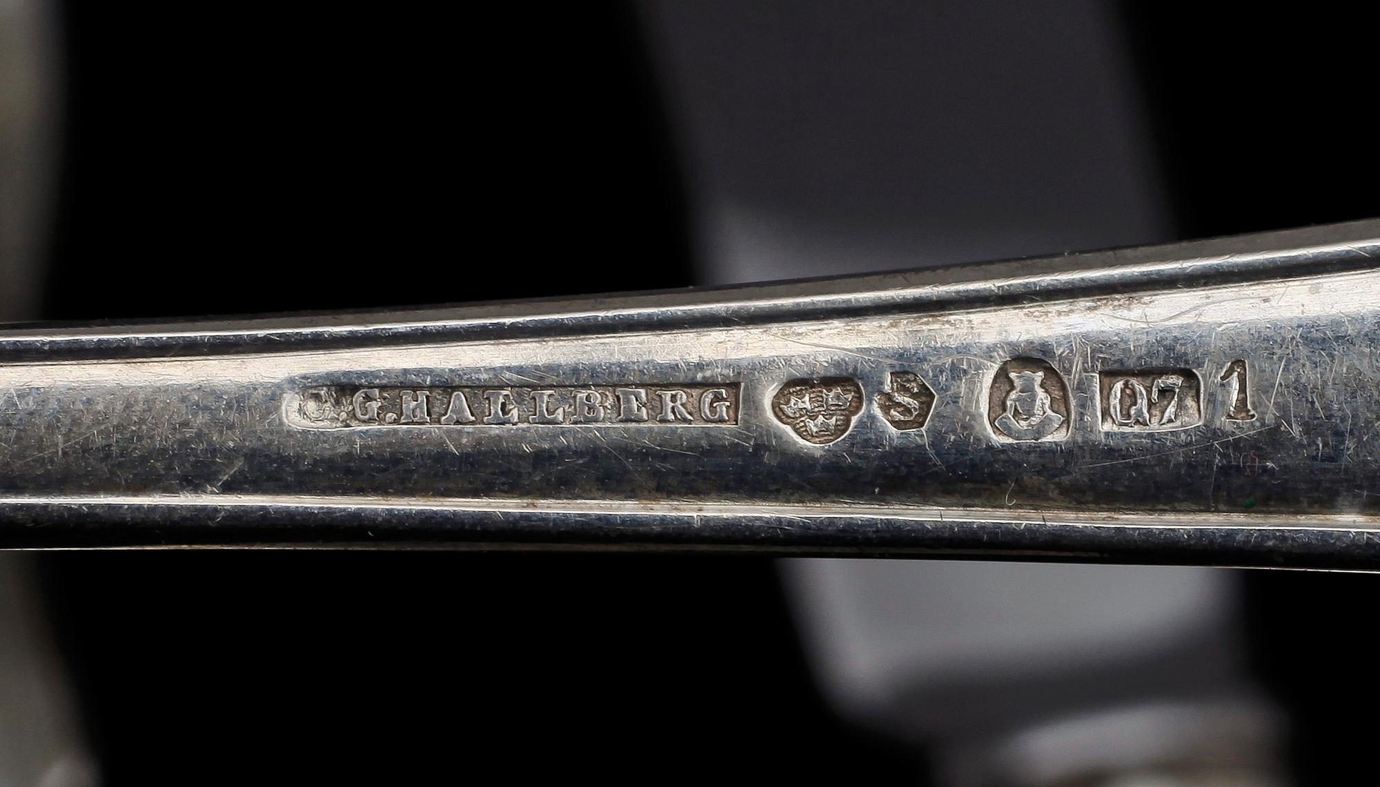 BESTICKSERVIS, 35 delar, silver, "Svensk spets" bla GAB, Stockholm, 1900-tal. Totalvikt ca 1990 g.