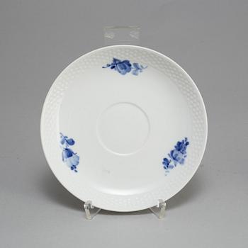 TEKOPPAR MED FAT 11 st, porslin, "Blå Blomst", Royal Copenhagen.