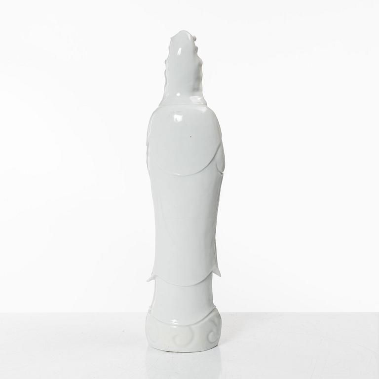 A Chinese blanc-de-Chine porcelain figure of Guanyin, Qing dynasty (1644-1912.