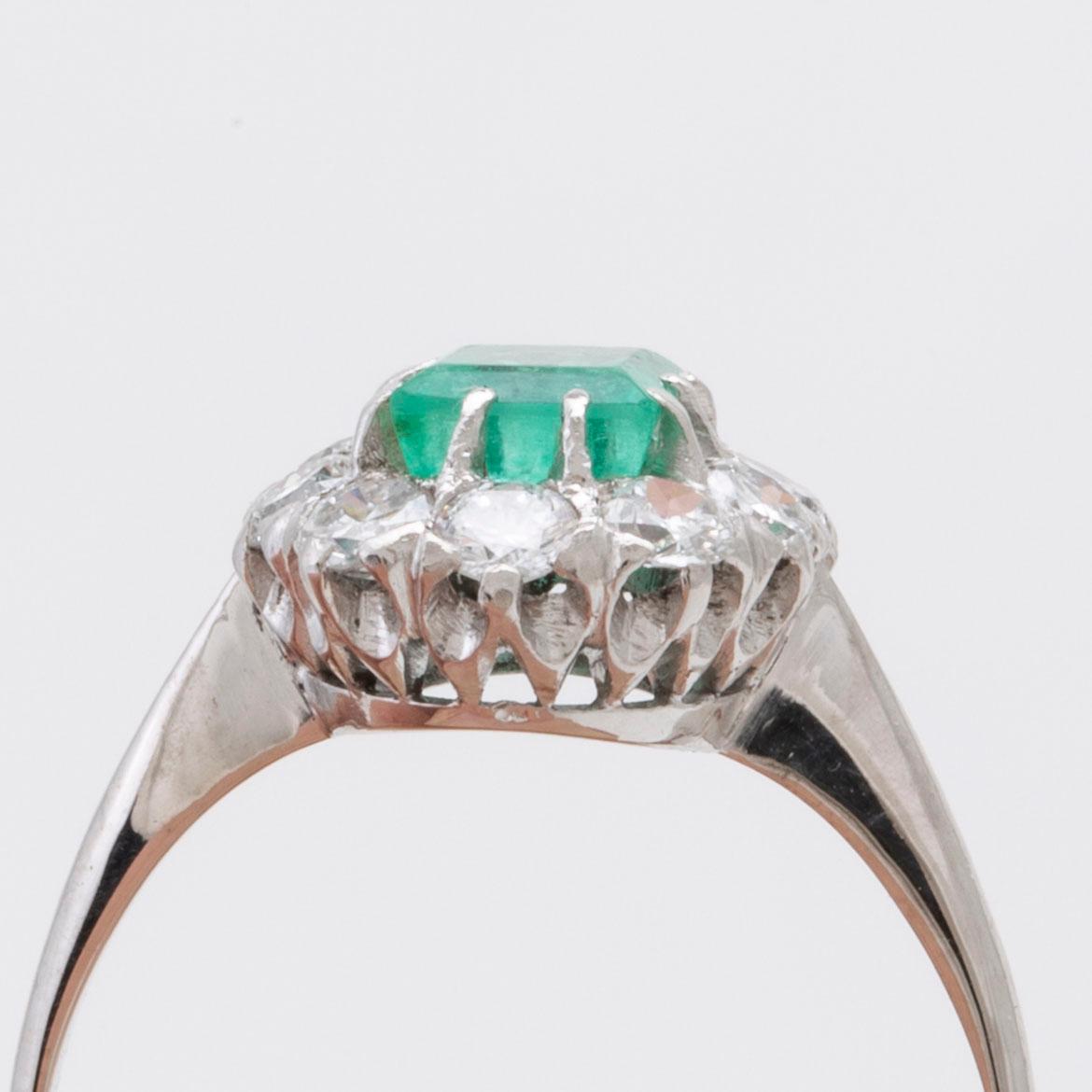 Ring 18K vitguld med 1 smaragd ca 5x4 mm samt briljanter ca 0,50 ct totalt,  Peterson Stockholm,