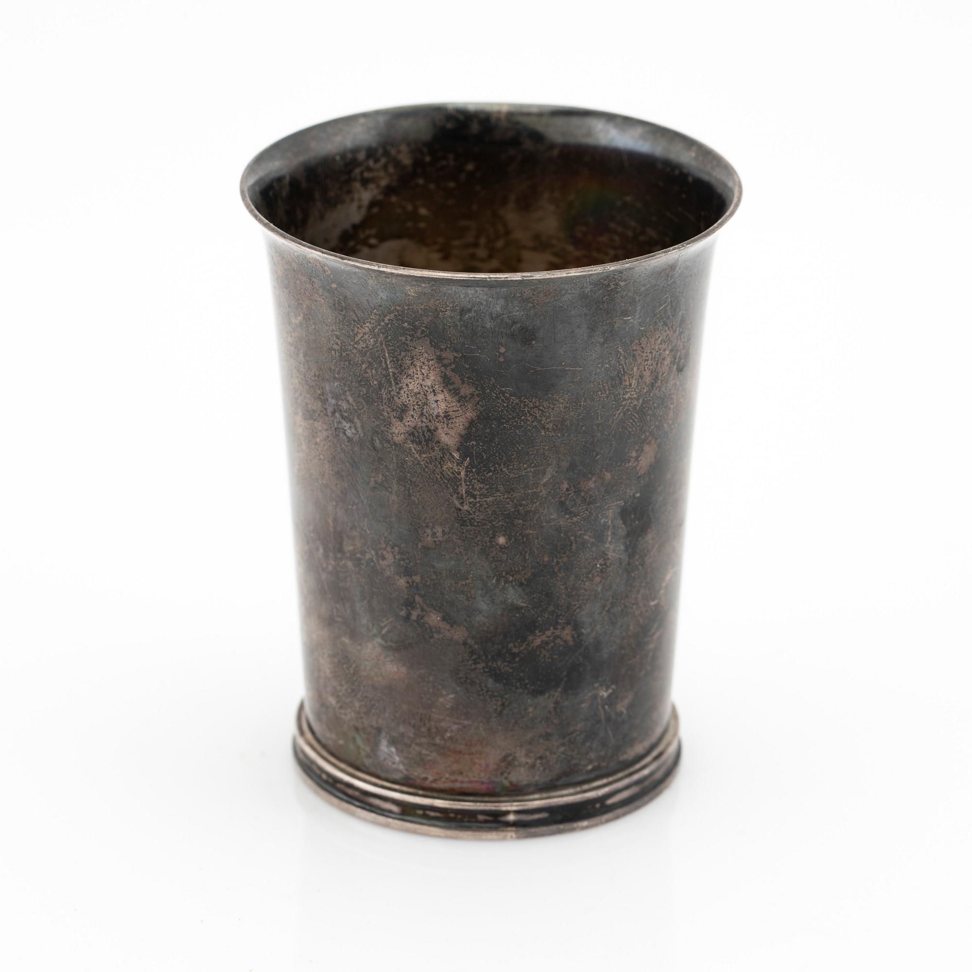 Borgila, bägare, sterlingsilver, 1943, samt kanna, glas och silver, W.N.G.N, London, 1894.