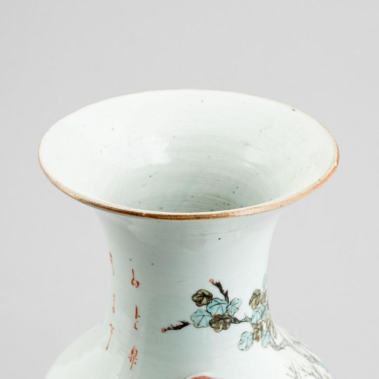 A porcelain vase, China, mid 20th century.