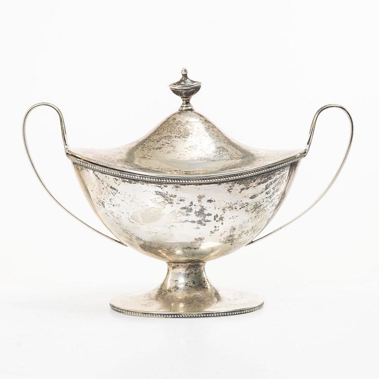 Guldsmedsaktiebolaget (GAB), Sockerskål, silver, gustaviansk stil, 1920, samt sked, MGAB, 1941.