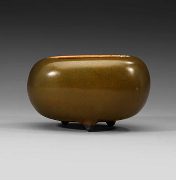 84. A "tea-dust" glazed brush washer. Qing dynasty 19th century.