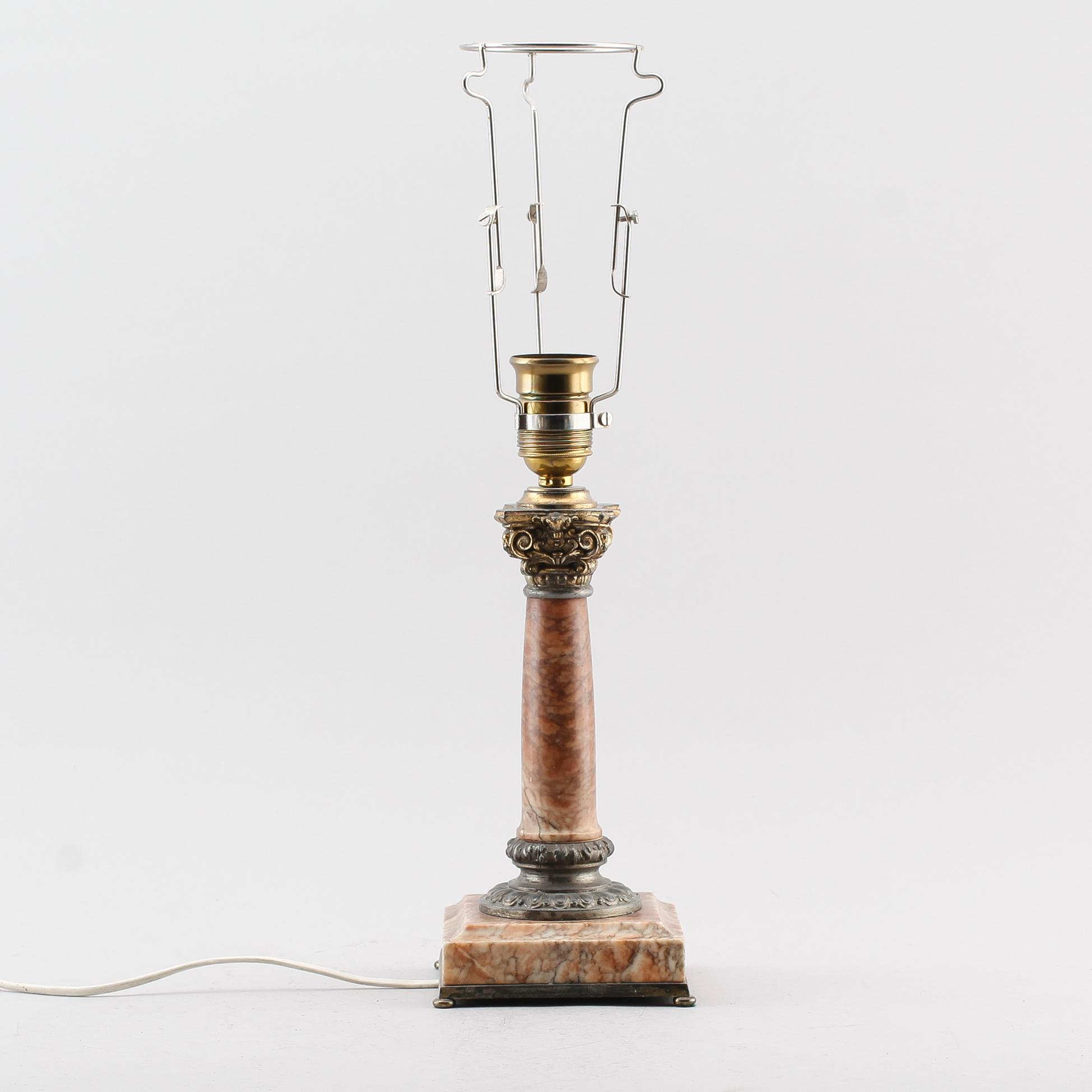 BORDSLAMPA, marmor och bronserad metall, 1900-talets första hälft.