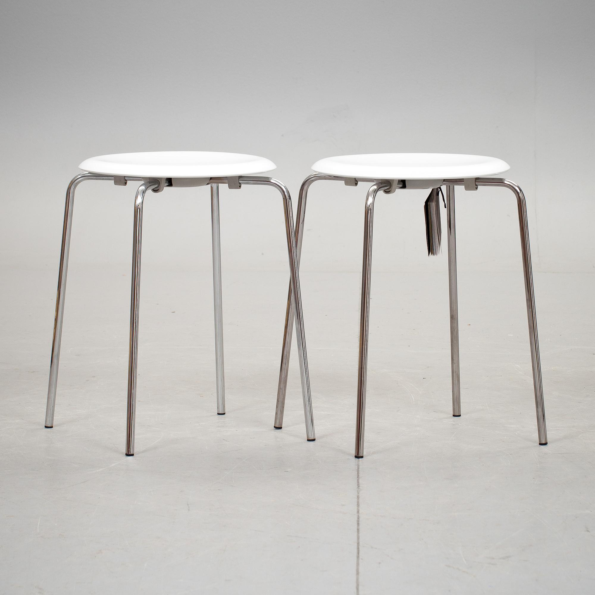 PALLAR, 2 st. Arne Jacobsen för Fritz Hansen.