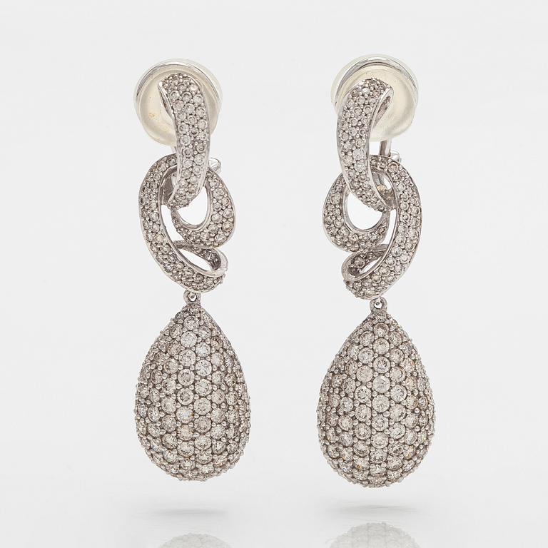 Korvakorut, 18K valkokultaa ja briljanttihiottuja timantteja.