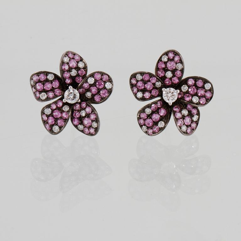 ÖRHÄNGEN, 18K vitguld och svärtat guld med briljantslipade diamanter 0.44 ct och rosa safirer 1.60 ct. Vikt 5,3 gram.