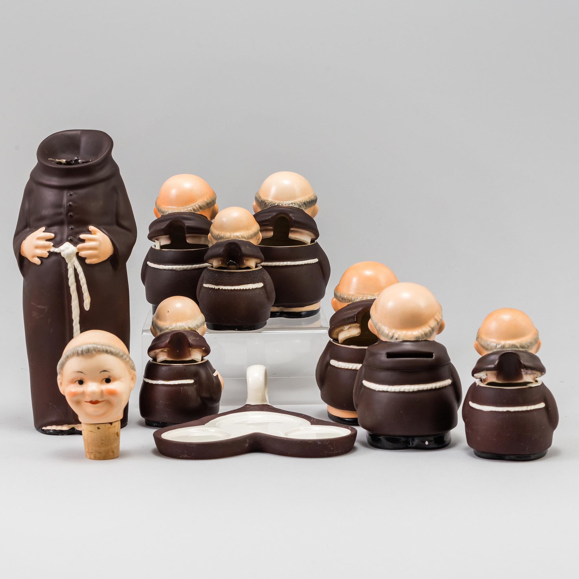 FIGURINER, SENAPSBURK, SALTSTRÖARE, SPARBÖSSA, PEPPARSTRÖARE & KANNOR, 44 st, porslin, Goebel, 1900-talets andra hälft.
