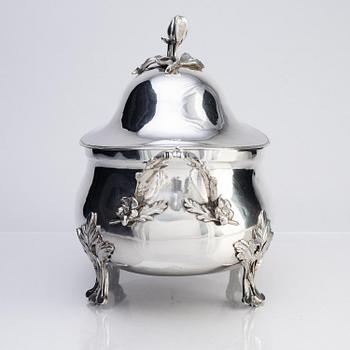 A Swedish 18th century silver tureen with lid, mark of Simson Ryberg, Stockholm 1775.