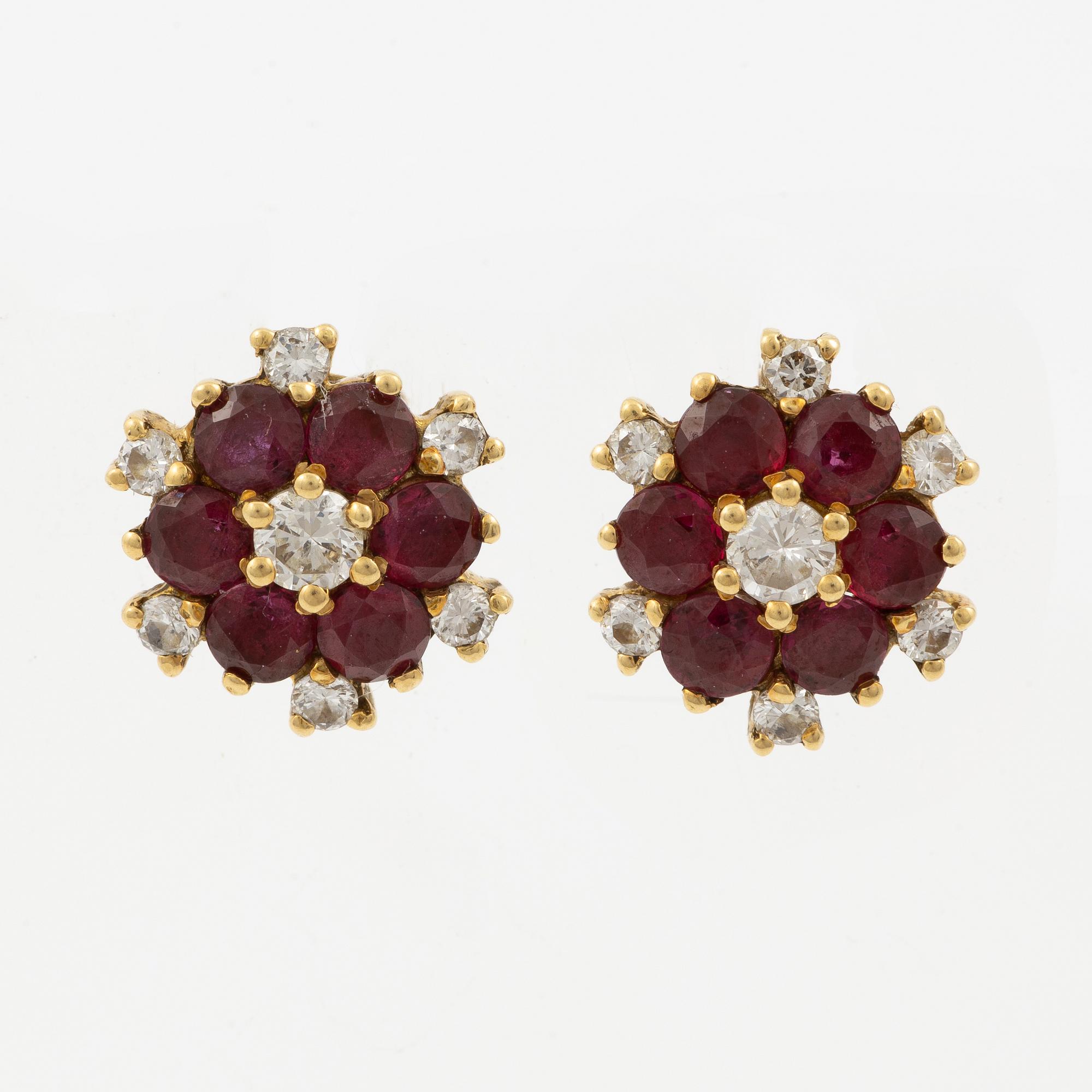 Earrings, a pair, 18K gold with rubies and brilliant-cut diamonds.