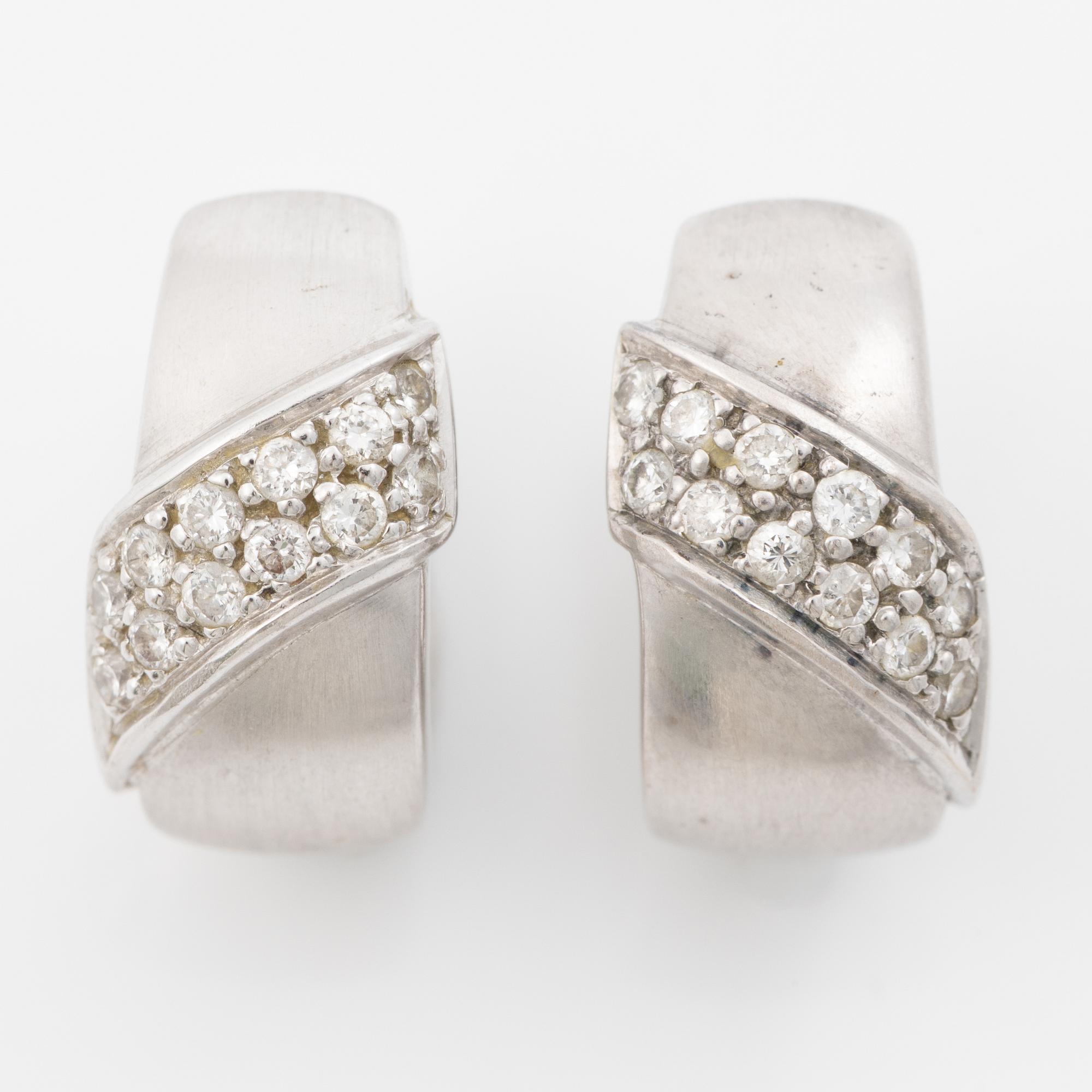 18K white gold earrings with small brilliant-cut diamonds.