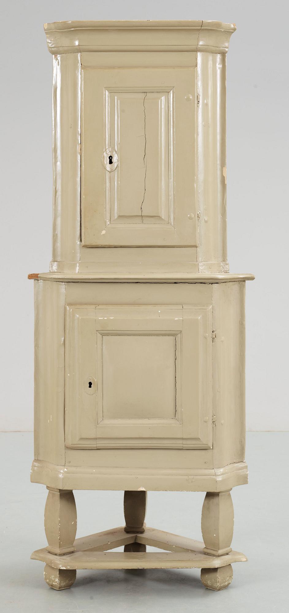 HÖRNSKÅP, barock, 1700-talets första hälft.