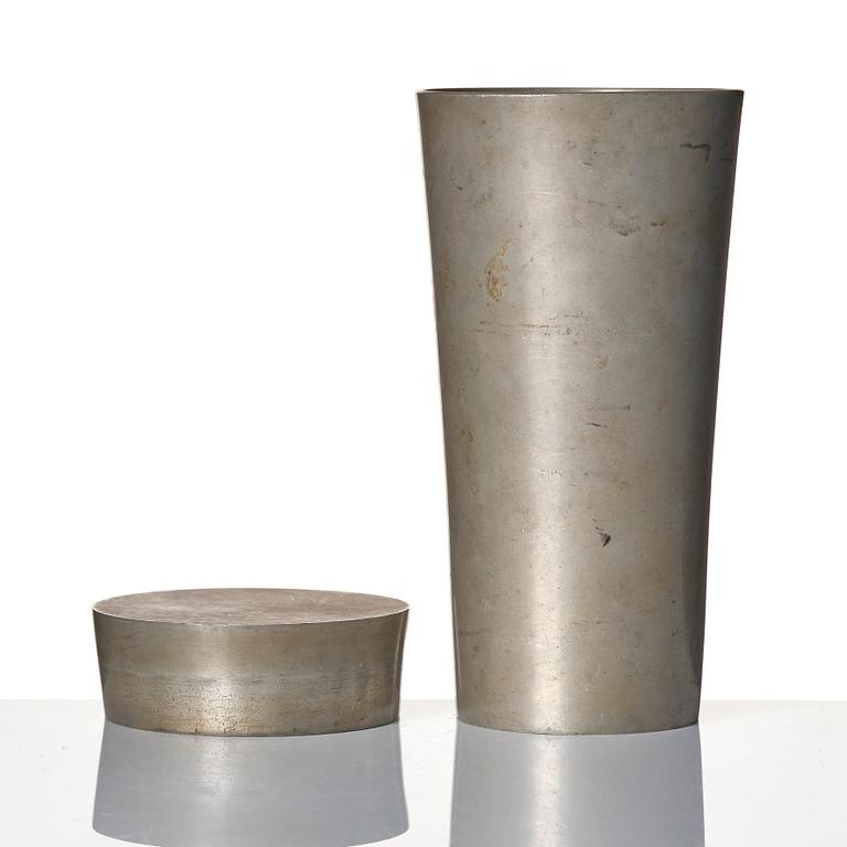 Björn Trägårdh, a pewter cocktail shaker model "A 2090", Firma Svenskt Tenn, Stockholm 1934.