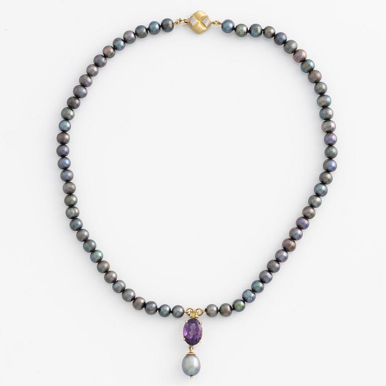 Necklace, with cultured pearls and a gold clasp with amethyst and pearl pendant.