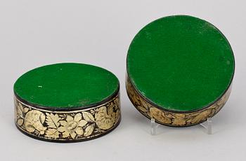 COASTERS, ett par, papier maché, trol England, 1800-tal.