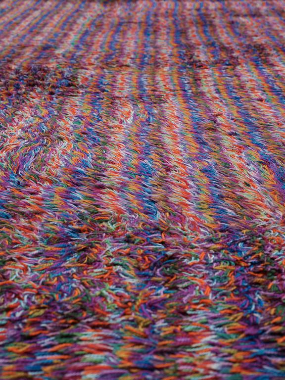 MATTA. Maskinvävd rya. 377,5 x 232,5 cm.