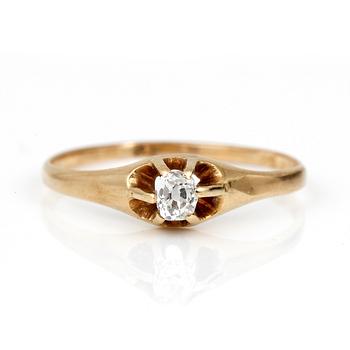 RING, 18K guld med kuddslipad diamant, ca 0,13 ct, Erik Holm, 1917. Total vikt ca 1,26 g.