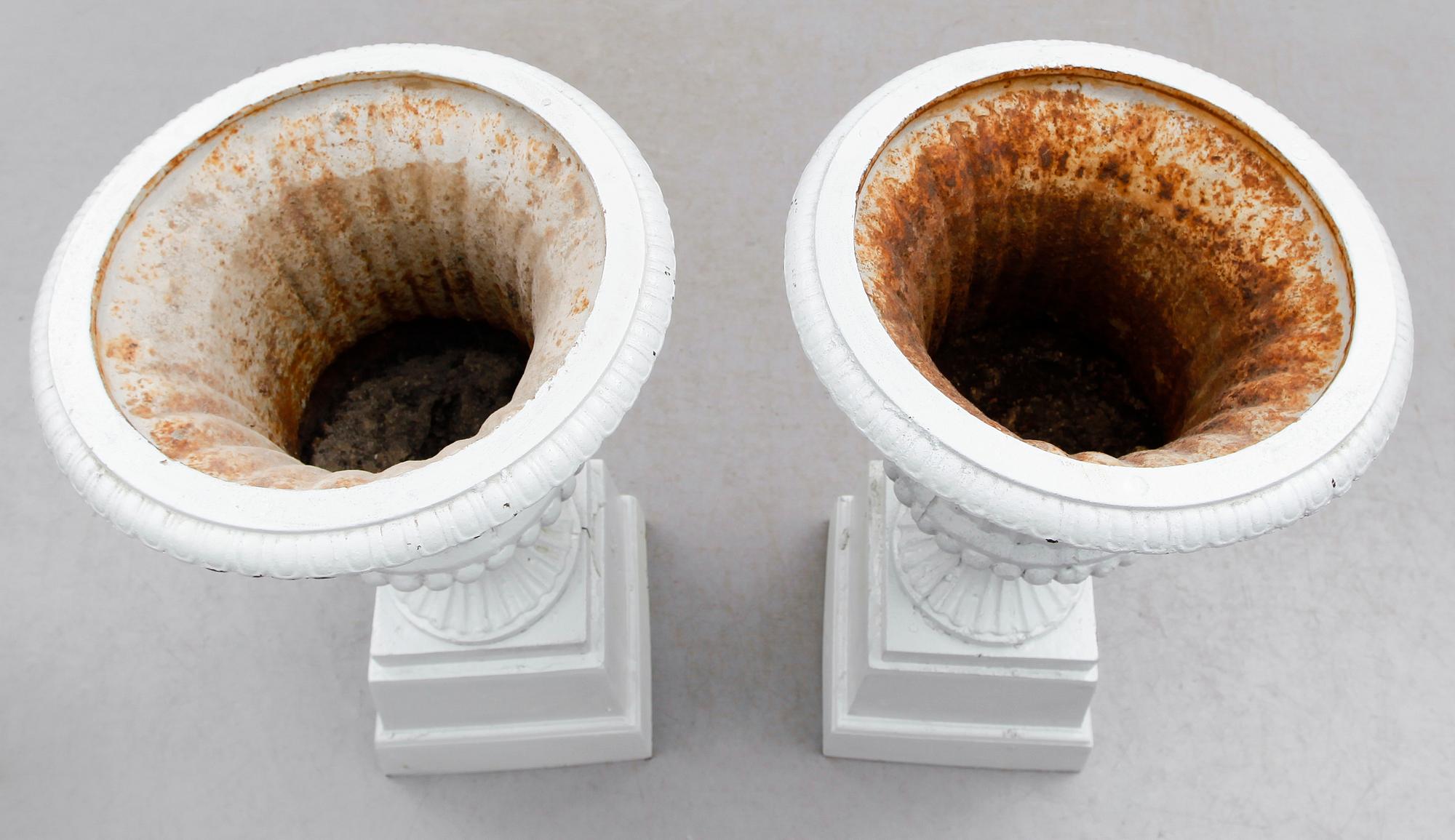 TRÄDGÅRDSURNOR, 1 par, gjutjärn, empirestil, 1900-tal.