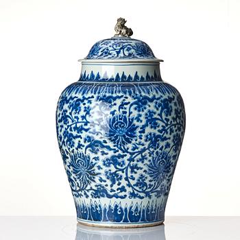 A blue and white lotus jar with cover, Qing dynasty, Kangxi (1662-1722).