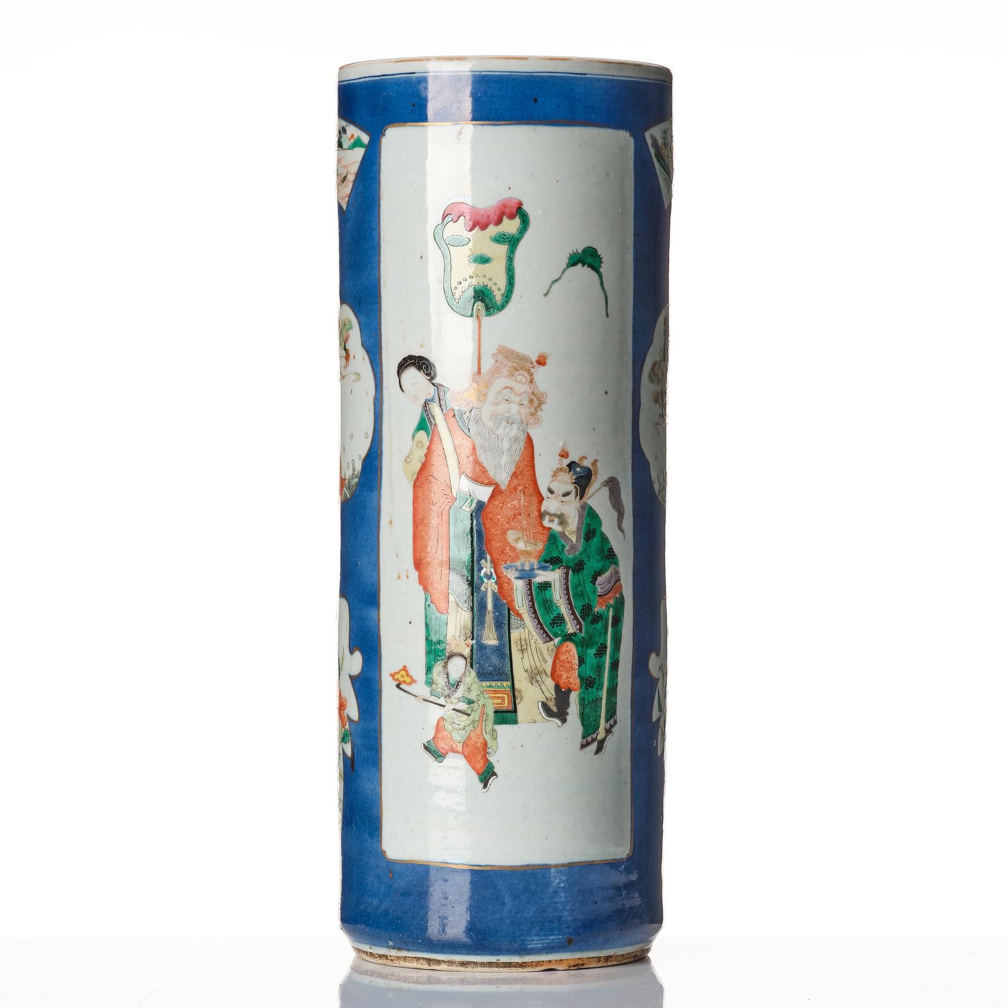 A large umbrella stand/vase, late Qing dynasty, circa 1900.