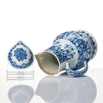 Kanna med lock, porslin, Qingdynastin Kangxi (1662-1722).