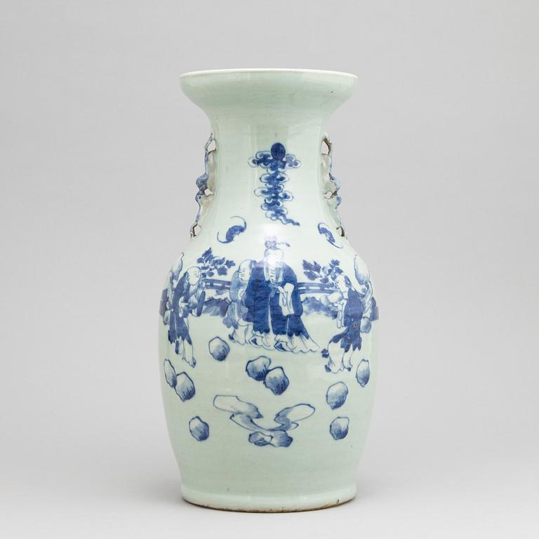 A Chinese porcelain vase, late Qing dynasty, Tongzhi (1862-1874).