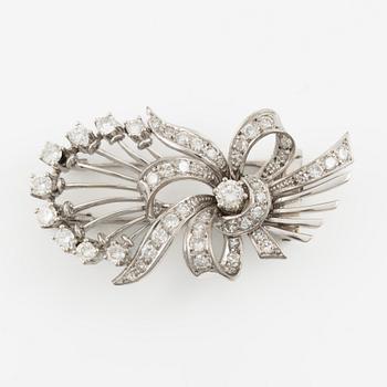 Brooch/clip 18K white gold set with round brilliant-cut and eight-cut diamonds.