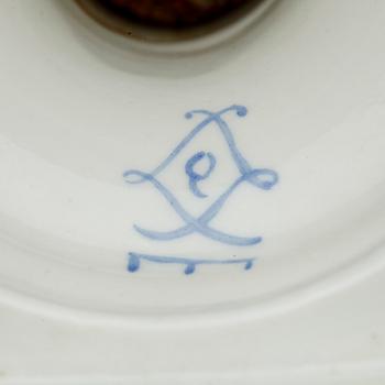 URNOR, ett par, porslin, Sevresliknande märke, 1800-tal.
