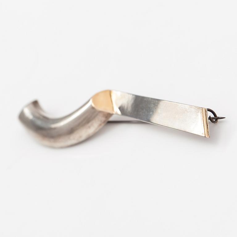 Paula Häiväoja, A sterling silver and gold brooch "Jostakin Alkaen". Pentti Roos/Studio Paula, Helsinki.