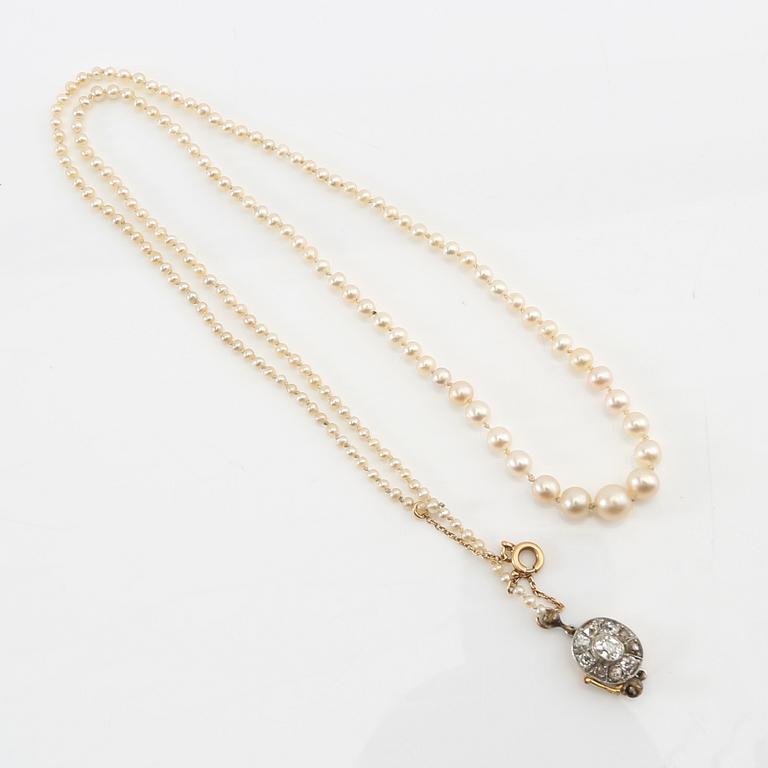 Necklace of cultured pearls with a clasp of gold set with diamonds.