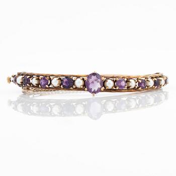 Armring, guld med ametister och pärlor.