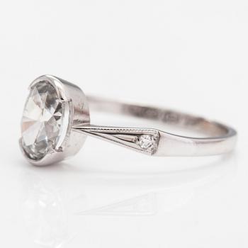 An 18K white gold and oval cut diamond ring, ca 1.00 ct according to certificate.