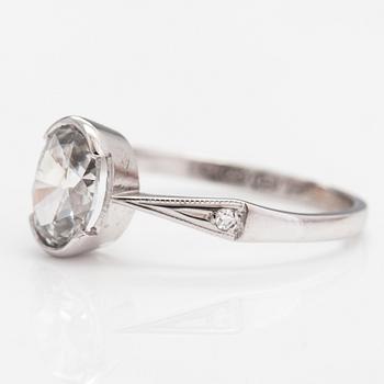 Ring, 18K vitguld och oval diamant ca. 1.00 ct enligt certifikat.