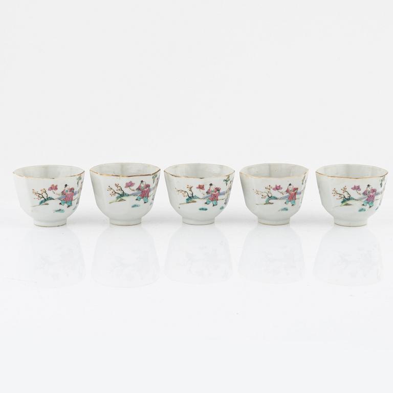 A set of five porcelain cups, China, late Qing dynasty, around 1900.