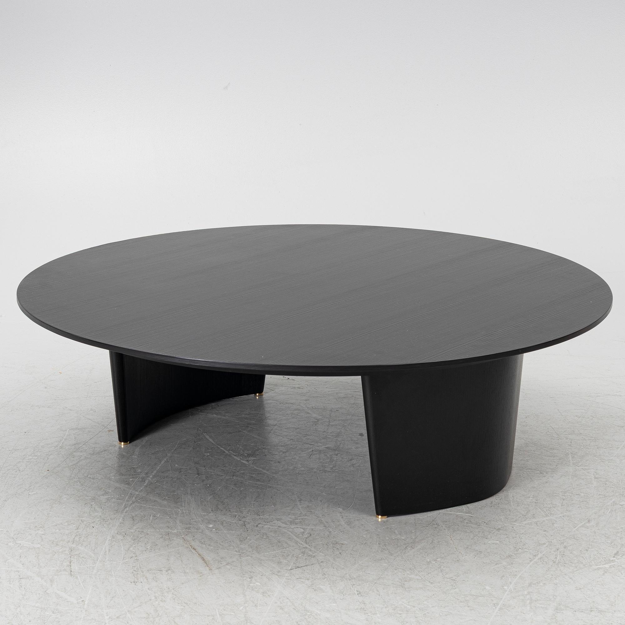 A coffee table, Minotti, Italy, 21st century.