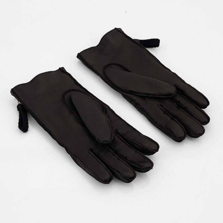 Gucci, a pair of dark brown leather gloves, size 6 1/2.