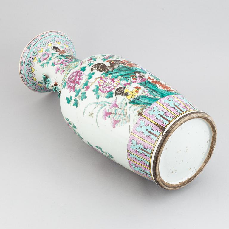 A Chinese famille rose floor vase, Qing dynasty, late 19th century.