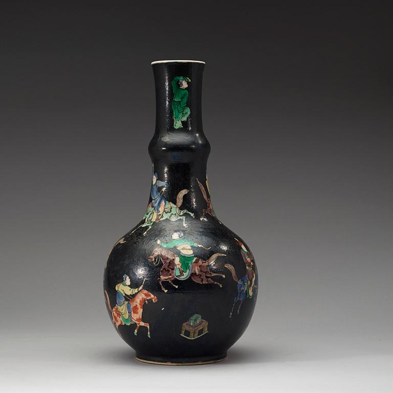 A famille noire vase, late Qing dynasty (1644-1912).