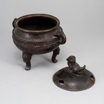 A Japanese bronze censer with cover, Meiji period (1868-1912).