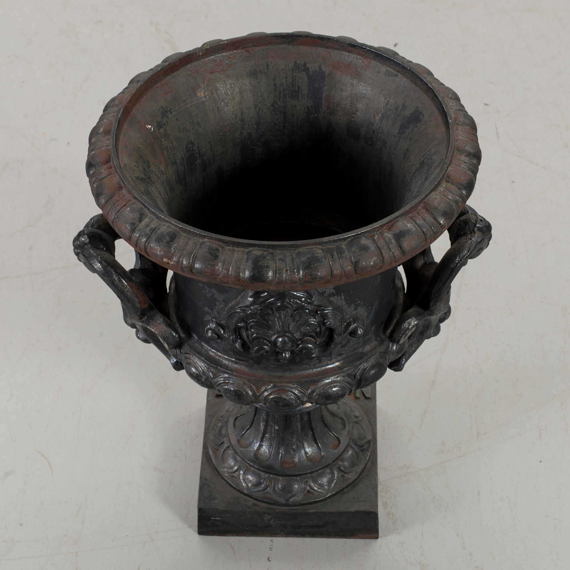 TRÄDGÅRDSURNA, gjutjärn, troligen Skoglund och Olson Gefle. Märkt No 4, omkring 1900.