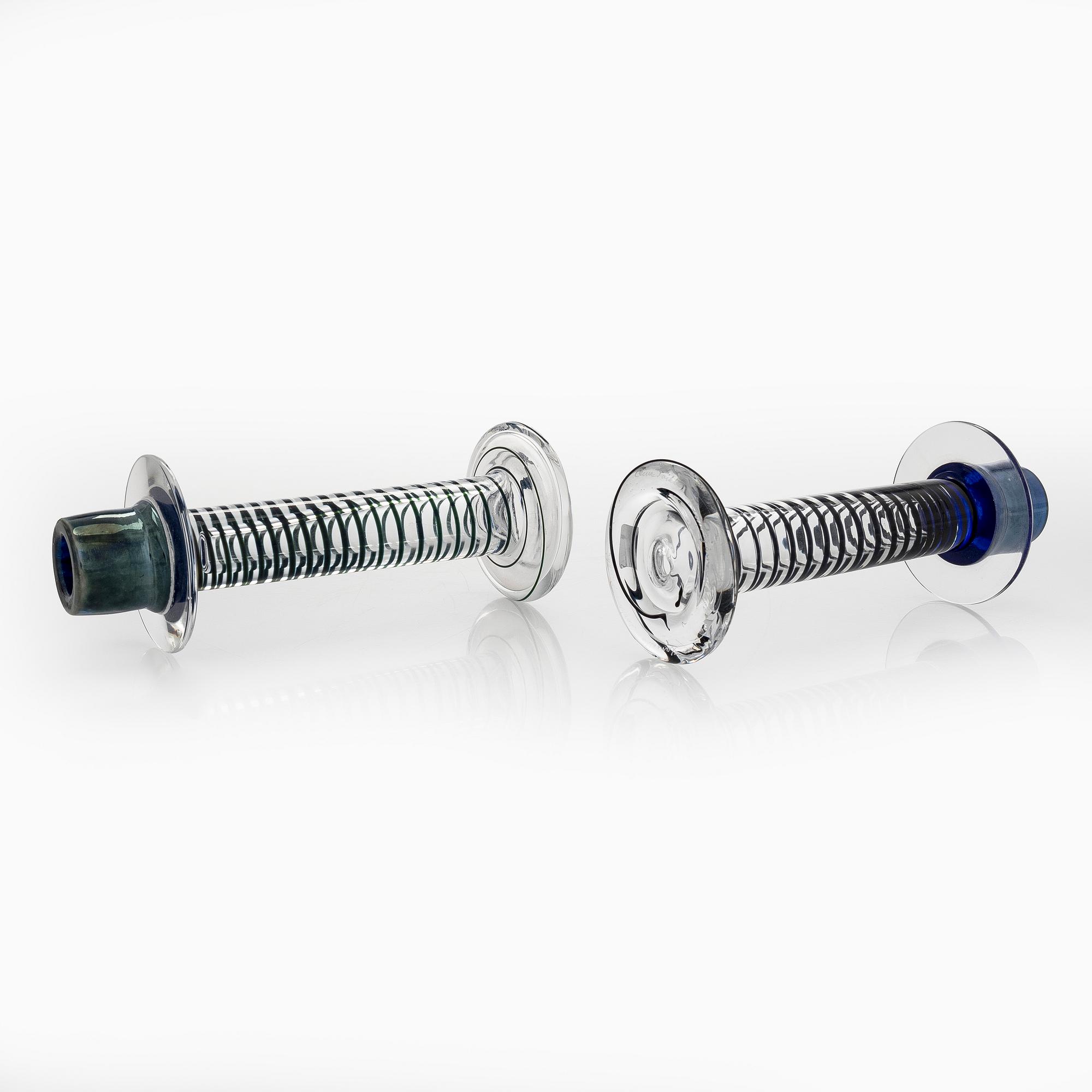 Oiva Toikka, kynttilänjalat, 2 kpl, "Primo", toinen signeerattu Oiva Toikka Nuutajärvi Notsjö.