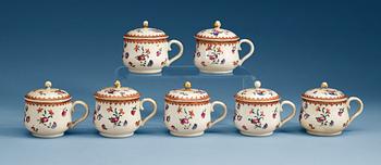 1640. CREMEKOPPAR, sju stycken, kompaniporslin, Qing dynastin, Qianlong (1736-95).
