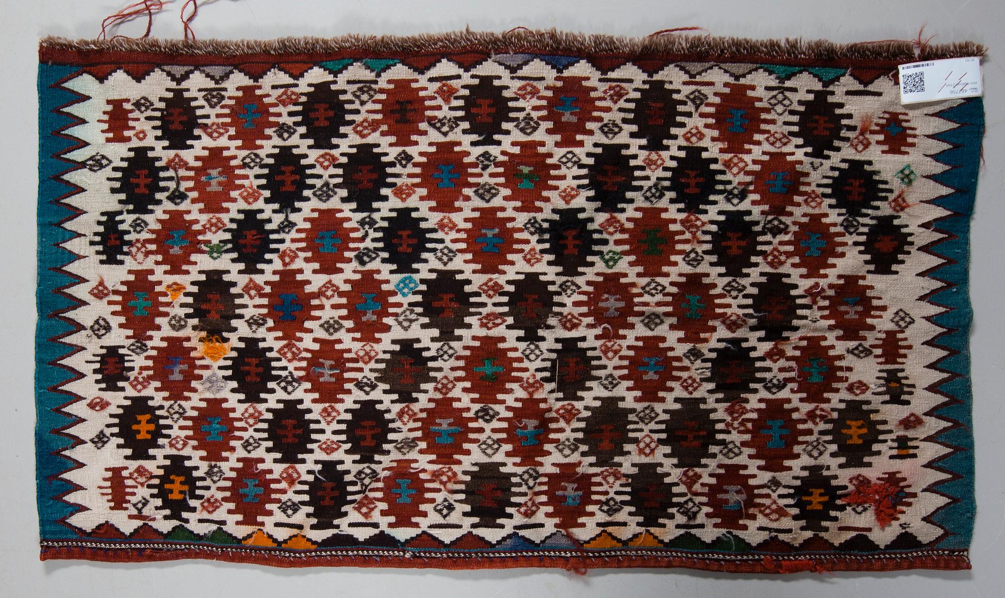 KELIM, VÄSKA OCH MATTA, antika. Väskan 107x47 cm, höjd 38 cm. Mattan 107x59 cm.
