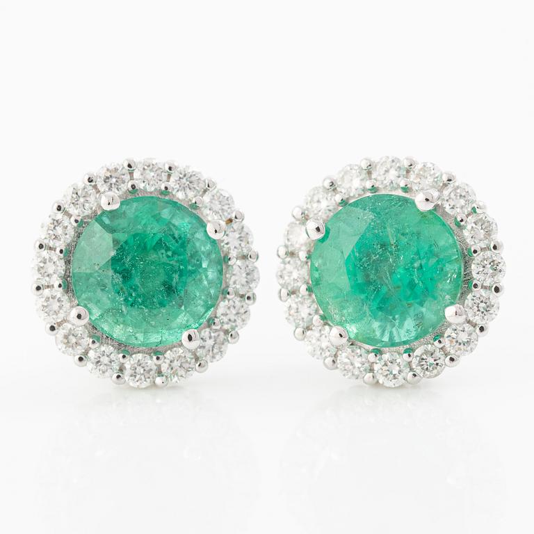 Earrings 18K white gold with emeralds and brilliant-cut diamonds.