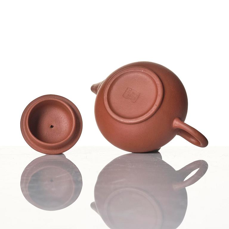 A miniature tea pot with cover, four cups and a dish, China, 20th century.