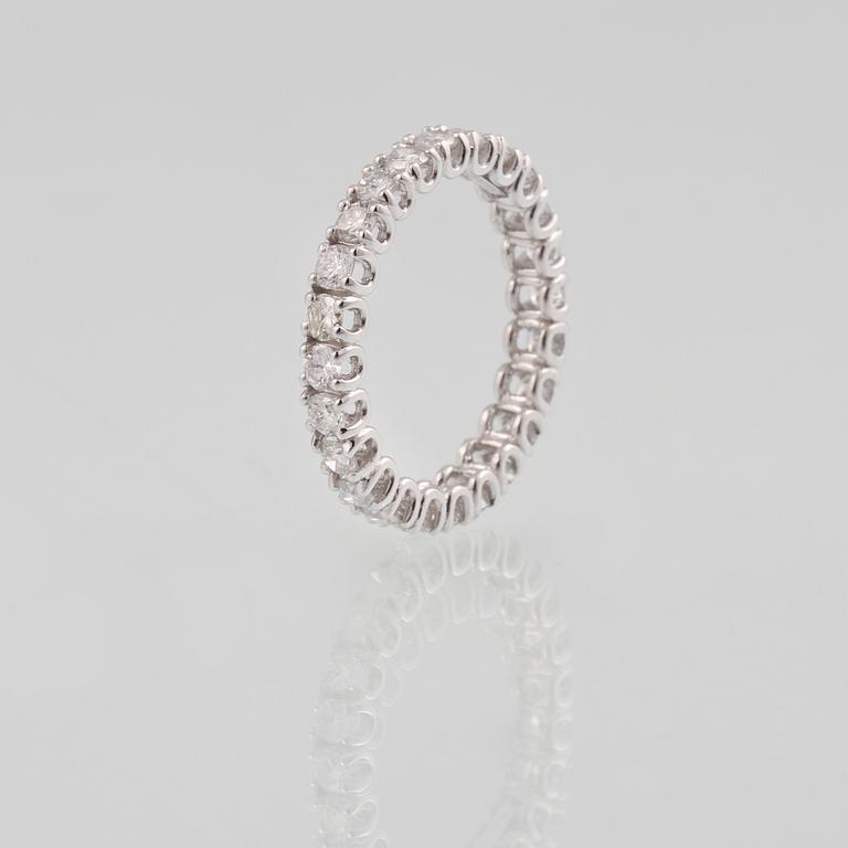 RING, 18K vitguld med fasettslipade diamanter ca 1,58 ct. Vikt 2,6 gram.